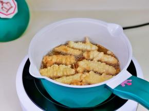 放入热油中，中小火炸。