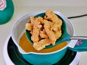 炸至金黄捞出控油，待油温升高时再复炸一次，这样表皮更酥脆。