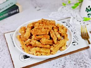 装盘趁热撒上椒盐粉，辣椒粉。