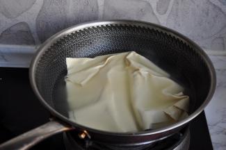 先将豆皮进行焯水，凉水热水下锅都行，加点盐，水沸煮两分钟，可以去掉豆腥气。