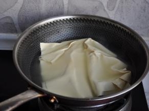 先将豆皮进行焯水，凉水热水下锅都行，加点盐，水沸煮两分钟，可以去掉豆腥气。
