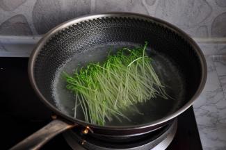 豌豆苗剪掉略老的根部，然后也入水中焯煮两分钟。