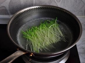 豌豆苗剪掉略老的根部，然后也入水中焯煮两分钟。