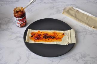 取一张豆皮平铺，然后涂上牛肉酱。