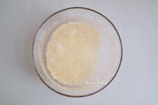 去皮绿豆浸泡3小时后，放入高压锅里加入高度2倍大的清水，按煮饭键，煮好后放凉，煮好的绿豆放入料理机里面，搅打成细腻的绿豆糊。