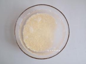 去皮绿豆浸泡3小时后，放入高压锅里加入高度2倍大的清水，按煮饭键，煮好后放凉，煮好的绿豆放入料理机里面，搅打成细腻的绿豆糊。