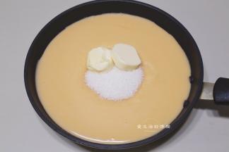 打好的绿豆糊放入不粘锅里，把金沙馅的所有材料倒入锅里，小火慢熬，过程不断地用硅胶刀搅拌翻炒，水分会越来越少。