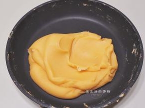 炒到绿豆糊变得细腻顺滑，并且不刮硅胶铲后就可以熄火了，如图中这种细腻柔滑的状态，太干或太湿都会容易让酥烤爆或变形，炒好的金沙馅盖住表面放凉即可使用。