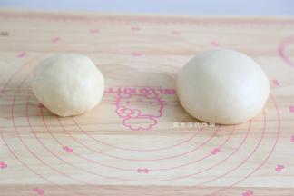 将水油皮和油酥的材料揉成团，水油皮尽量揉出手套膜才不容易破酥，将水油皮和油酥分别分成10个小剂子