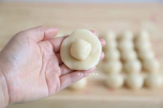 取一个水油皮包住油酥，像包包子一样收紧收口。