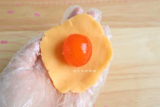 把松弛好的面剂两头捏起来，擀成圆形。这时候烤箱可以开始150度预热。