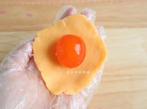 把松弛好的面剂两头捏起来，擀成圆形。这时候烤箱可以开始150度预热。