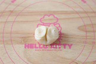 松弛的时间里可以做金沙馅，把炒好的金沙馅包入一个咸蛋黄，两种材料一起大约是35-40克左右，全部做好后备用。