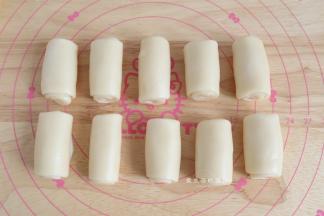 卷起来，盖住保鲜膜松弛15分钟。