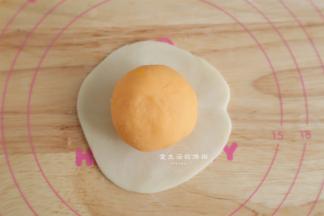 把金沙馅包入皮里面，虎口朝上推起来，最后捏紧收口。