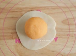 把金沙馅包入皮里面，虎口朝上推起来，最后捏紧收口。
