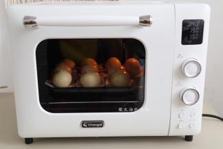 放入长帝小馋猫烤箱中层150度烤30分钟左右即可出炉。