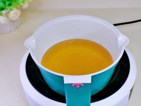 利用这时间热油，奶锅中加入食用油，加热至9成热。