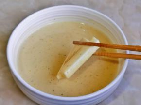 浸泡好的杏鲍菇条用筷子夹起来。