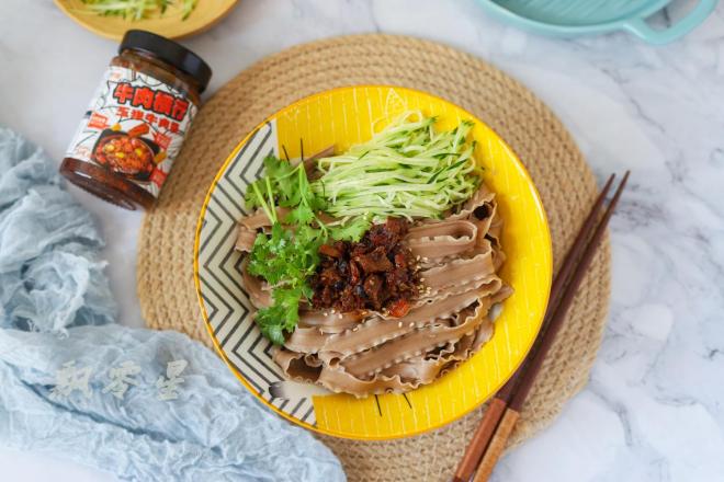 牛肉酱拌刀削面