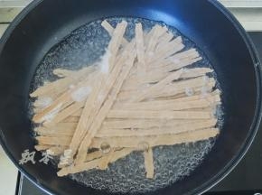 锅中加水煮沸，放入刀削面。