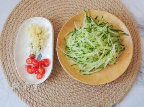 大蒜切末，小米辣切圈，黄瓜洗净切成细丝。