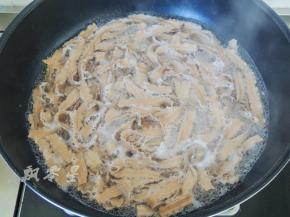 将刀削面煮熟后捞出过凉水。