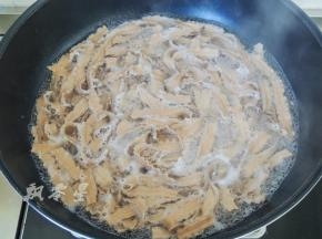 将刀削面煮熟后捞出过凉水。