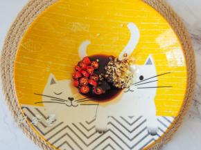 将蒜末和辣椒圈放入碗中，根据口味加入生抽、糖、盐、醋。