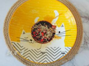 放入熟白芝麻，淋入一勺热油。