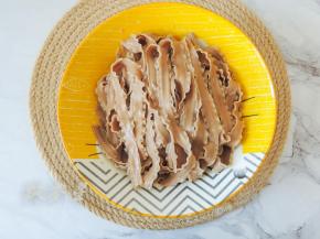 碗中放入一人份的面条。