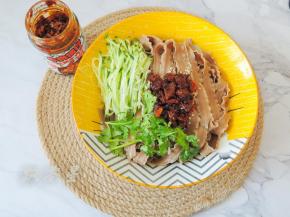 放入两勺牛肉酱。