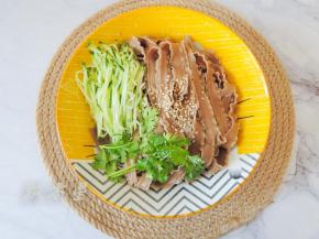 放入黄瓜丝和香菜叶。