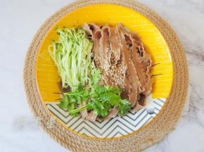 放入黄瓜丝和香菜叶。