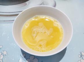 2个鸡蛋磕碗里，加1克盐，5克水，搅打均匀。这样炒出的蛋嫩。