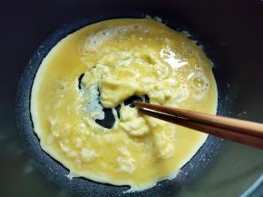 不粘锅倒少量油，中小火加油，倒入蛋液，用筷子不停划圈圈，这样就可以炒出碎碎的鸡蛋粒。火大的话，蛋液一下就凝固了，就炒不出蛋粒了，但可以用刀切碎。