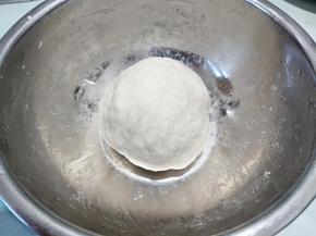 刚烧开的水稍微晾几分钟，然后倒入面粉中，先用刮刀或筷子拌匀。等不那么烫了，再用手揉。刚开始不好揉可以用拳头反复折叠按压面粉，慢慢就成团了。如果感觉面团很干很硬，可以用手沾一点凉水揉面，少量多次。最后揉成一个像耳垂差不多软不粘手的面团。然后盖上醒半小时。