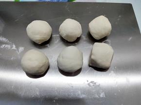 馅拌好了，面也醒得差不多了。将面团平均分成6份，记得也要盖上。后面每拿一个小面团，剩下的都要盖上。