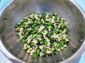 找一个大碗，装入鸡蛋粒，韭菜洗干净晾干水切碎加入，尽量不要韭菜头，太硬。加入2克盐，1汤匙虾蓉酱，5克玉米油，拌匀。没有虾蓉酱可以不放。我家没有虾皮，所以放了一点酱，这样香。