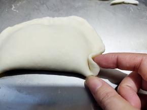 边缘捏紧了，然后开始捏花纹。研究了好几遍大神们的做法，然后开始尝试，这也是我第一次做韭菜盒子。