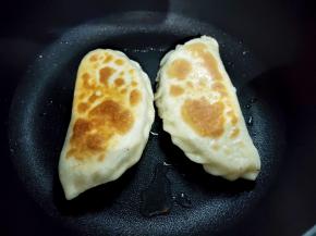 韭菜盒子一面煎得微黄，就翻一面，直到两面煎得金黄。不用盖上锅盖，因为除了韭菜其它都是熟的，韭菜很容易熟的。