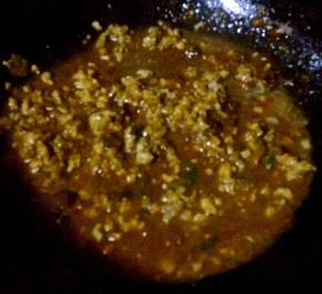 放入糖、豆瓣酱、蚝油炒出香味