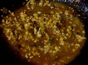 放入糖、豆瓣酱、蚝油炒出香味