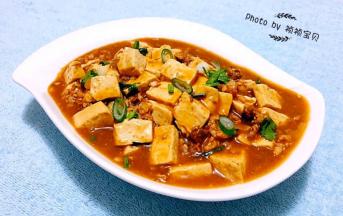 肉末炖豆腐装入容器中再撒上香葱就大功告成了