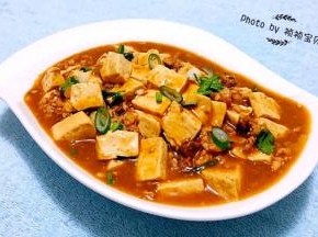 肉末炖豆腐装入容器中再撒上香葱就大功告成了