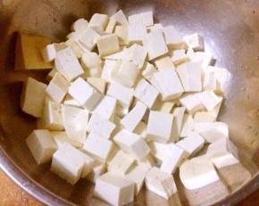 豆腐焯好水立即放入冷水中过凉沥干水份备用