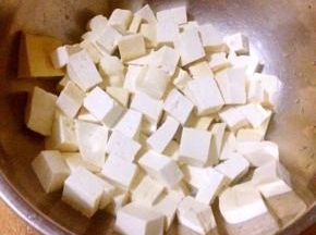 豆腐焯好水立即放入冷水中过凉沥干水份备用