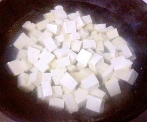 豆腐切成大小均匀的块状放入开水中焯水去除豆腥味