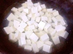 豆腐切成大小均匀的块状放入开水中焯水去除豆腥味