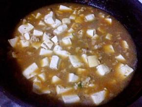 添加适量清水或高汤放入豆腐大火炖起来